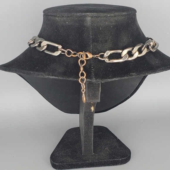 Guess Gunmetal Figaro Chain, Starfish Earrings and Pyrimad Earring Cuff Set - Picture 3 of 14